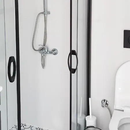 דירה Flat With Shared Pool And Balcony In *