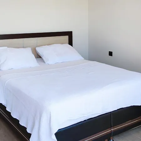Flat With Shared Pool And Balcony In דירה דלמן