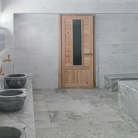 דירה Flat With Shared Pool And Balcony In דלמן